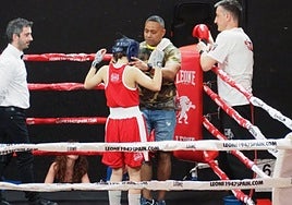 Arredondo y Huegun dan indicaciones a Xane Durán en la velada.