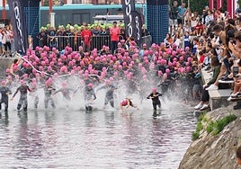 Salida de las y los triatletas durante la salida de la pasada edición del Triatlón de Zumaia.
