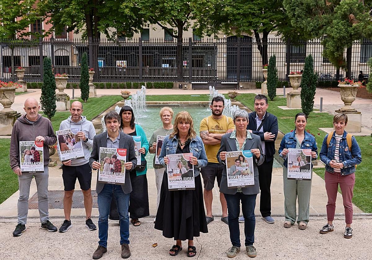 Representantes de instituciones y euskaltegis de AEK, IKA y bai&by en la presentación de la campaña.