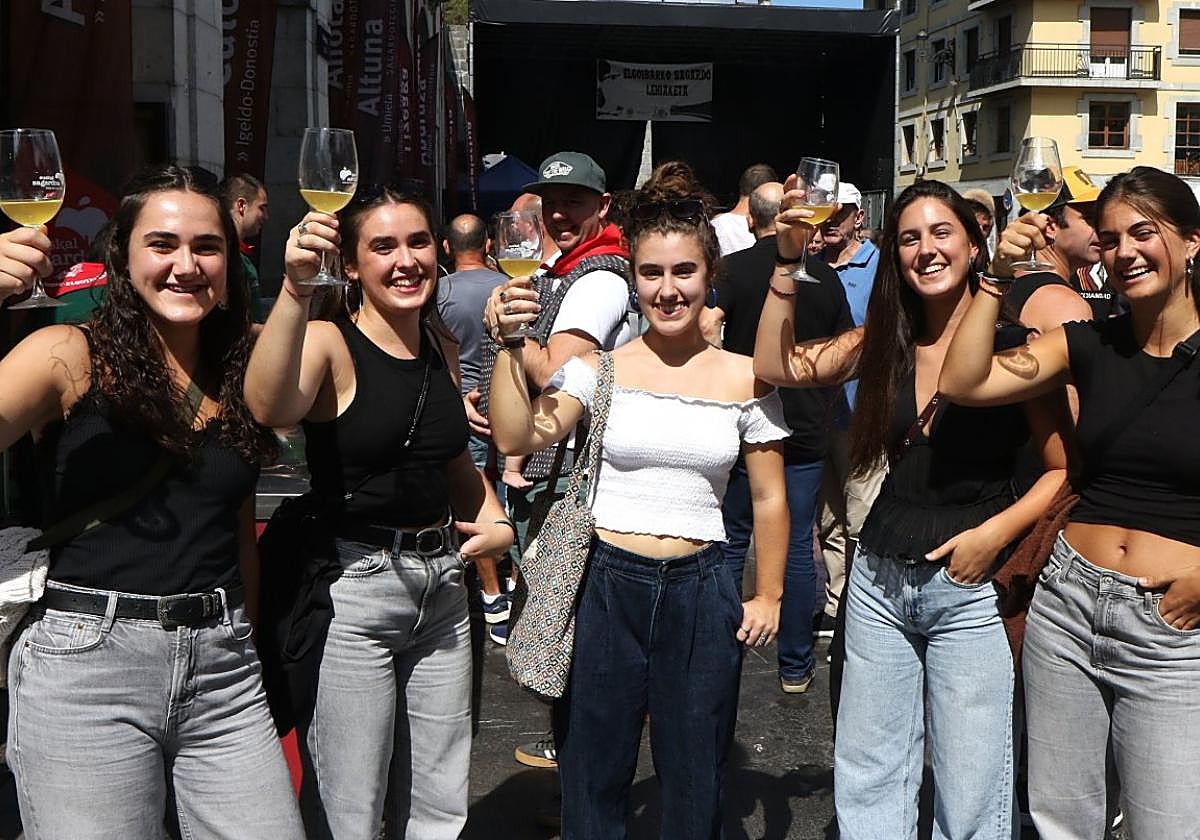 Un brindis bajo el sol.Cinco jóvenes alzan sus copas durante ladegustación de sidra que reunió a cientos depersonas en Kalegoen plaza.