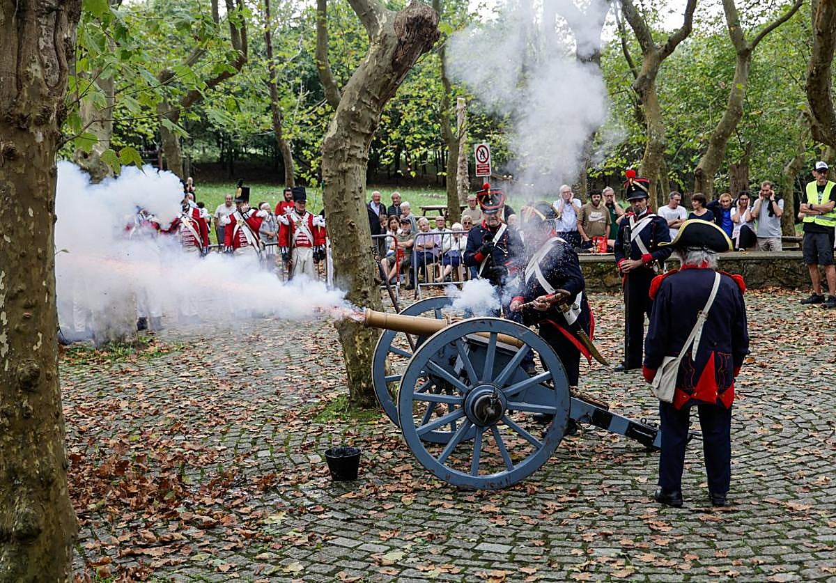 El cañón, colocado en la placita cercana a la ermita de San Marcial, lanzó hasta doce cargas durante la recreación.