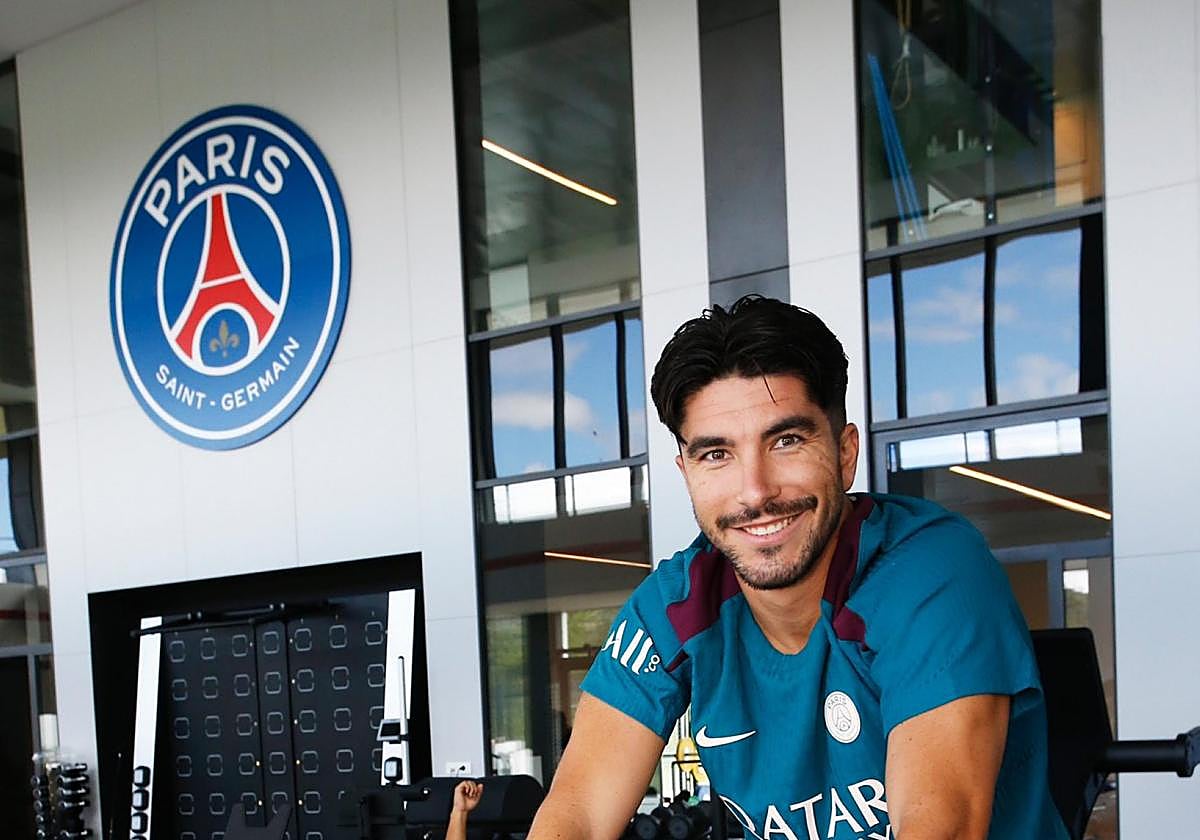 Carlos Soler, sobre una bici en el gimnasio del PSG.