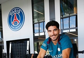 Carlos Soler, sobre una bici en el gimnasio del PSG.