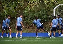Sadiq Umar trata de controlar un balón durante un entrenamiento en Zubieta.