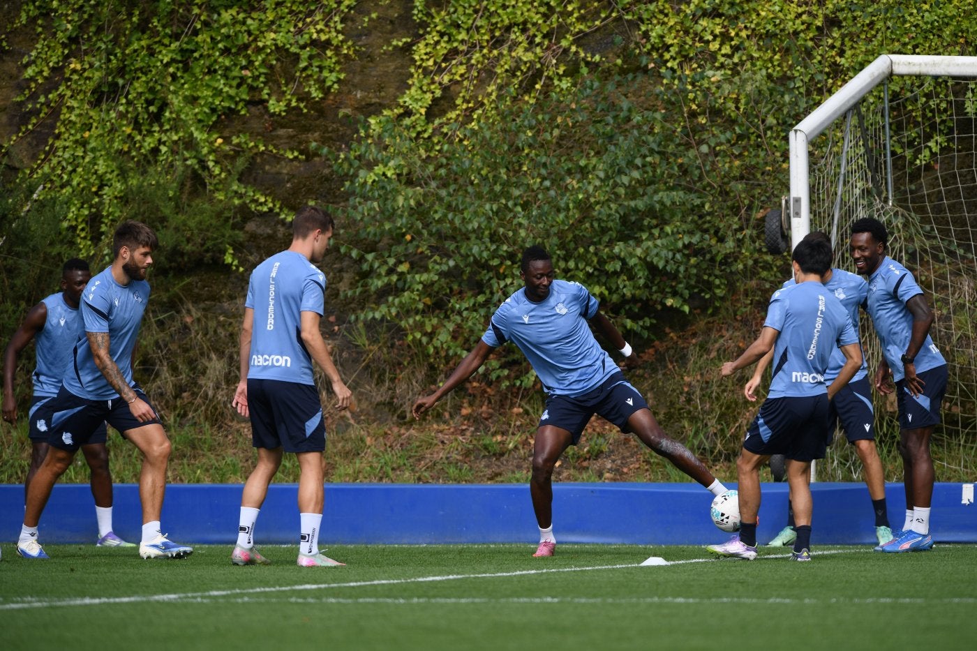 Sadiq Umar trata de controlar un balón durante un entrenamiento en Zubieta.