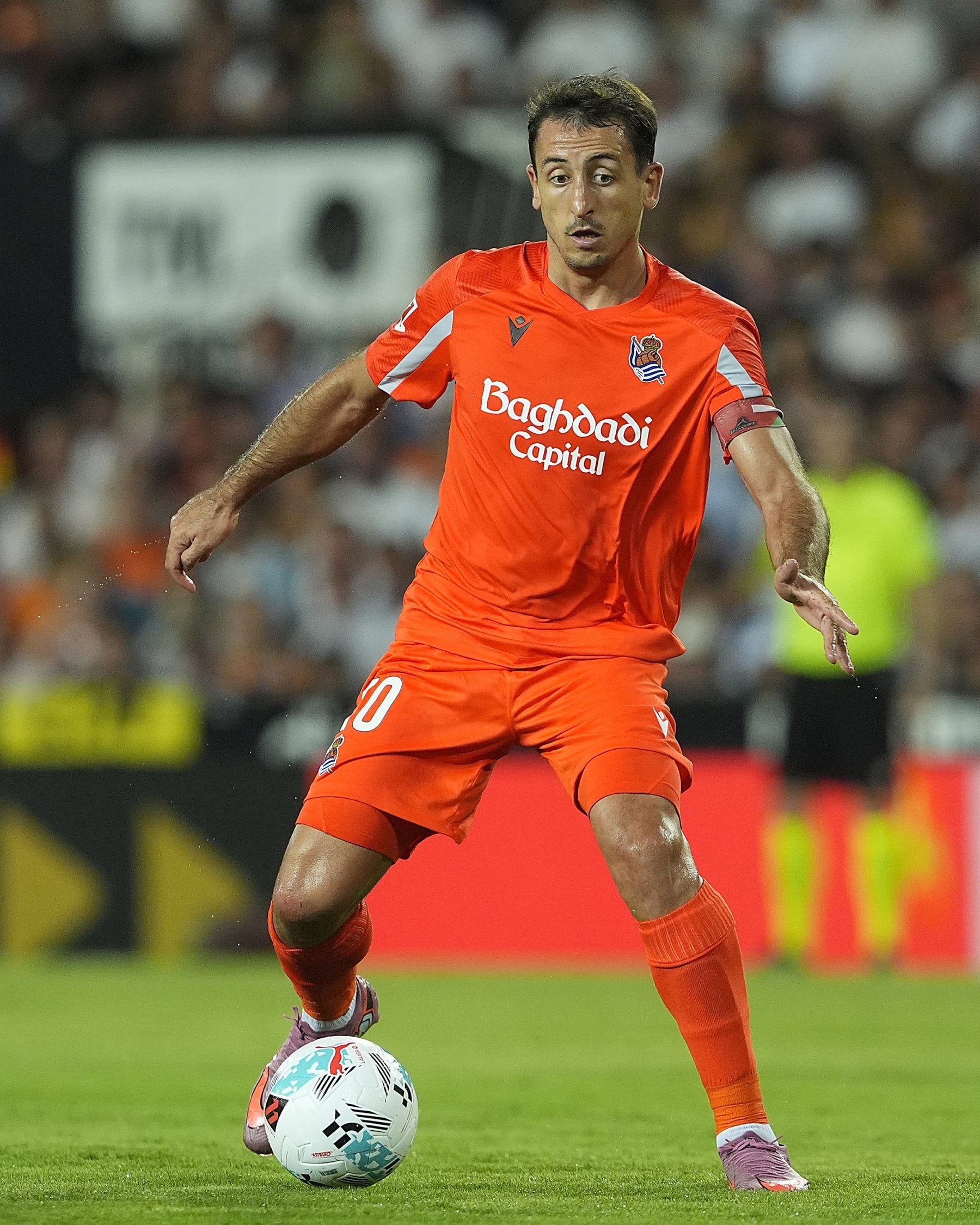 Oyarzabal conduce un balón en Mestalla.