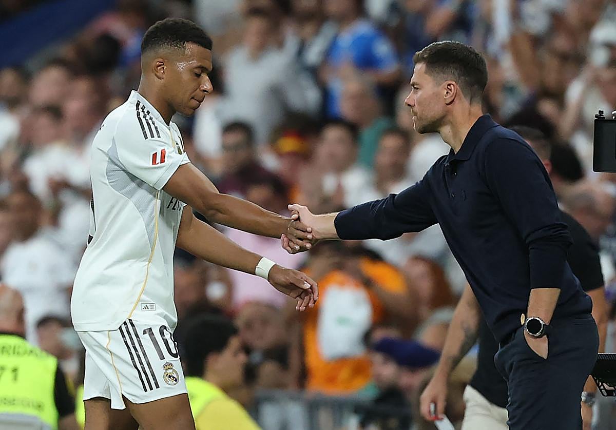 Kylian Mbappé y Xabi Alonso se saludan en el partido del sábado ante el Mallorca.