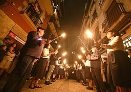 El encendido de las velas ha servido de colofón a la recreación del asedio del 31 de agosto.