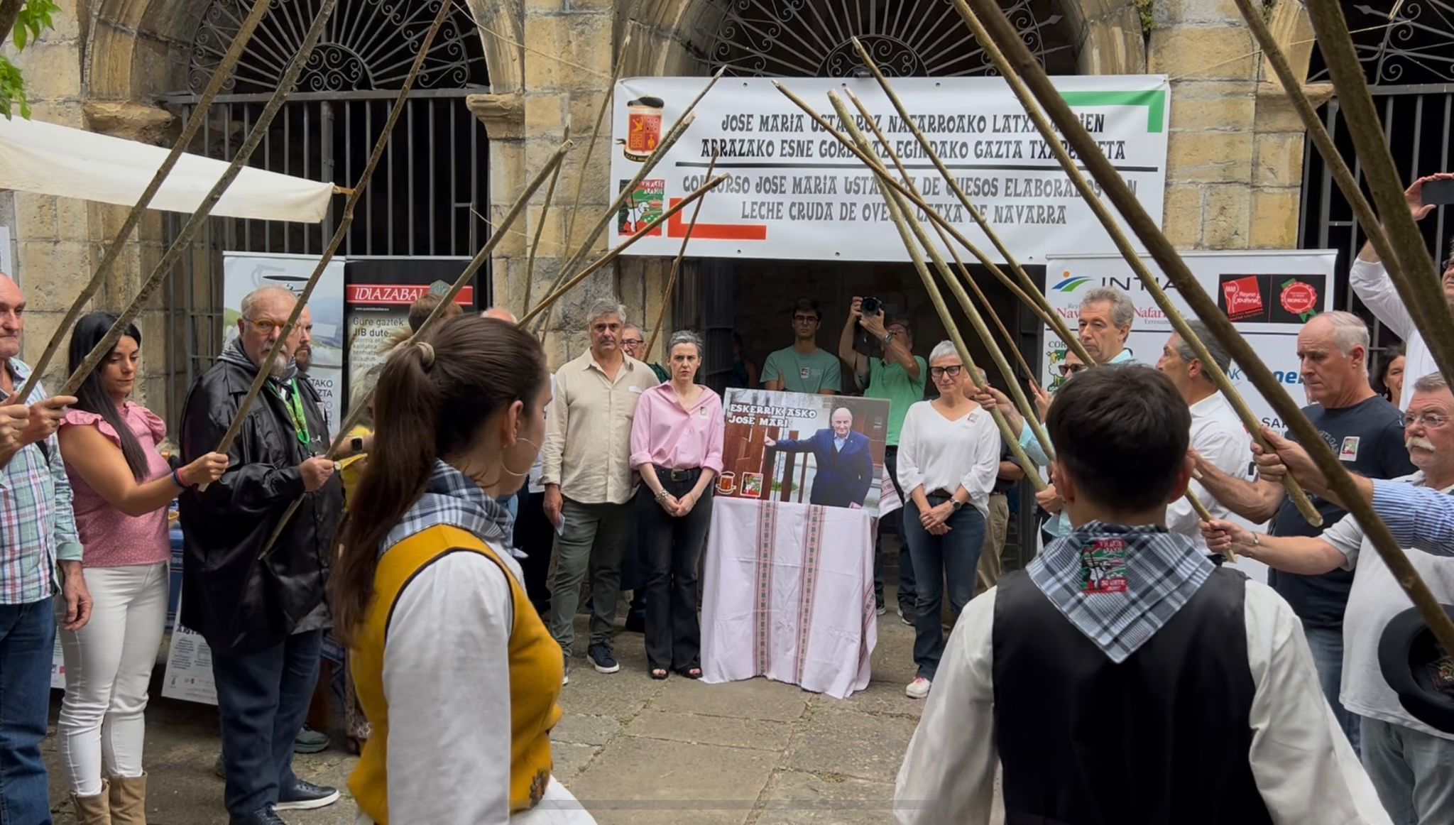 Uharte Arakilen eguerdian izan den omenaldian izan dira Ustarrroz eta Leizaolaren familiartekoak.