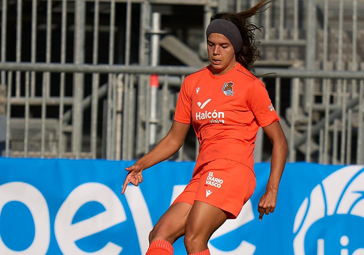 Andreia ejecuta un pase ante el Madrid CFF.