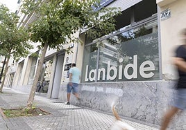 Dos personas se cruzan esta semana ante la sede de Lanbide en la calle Marino Tabuyo de Donostia.