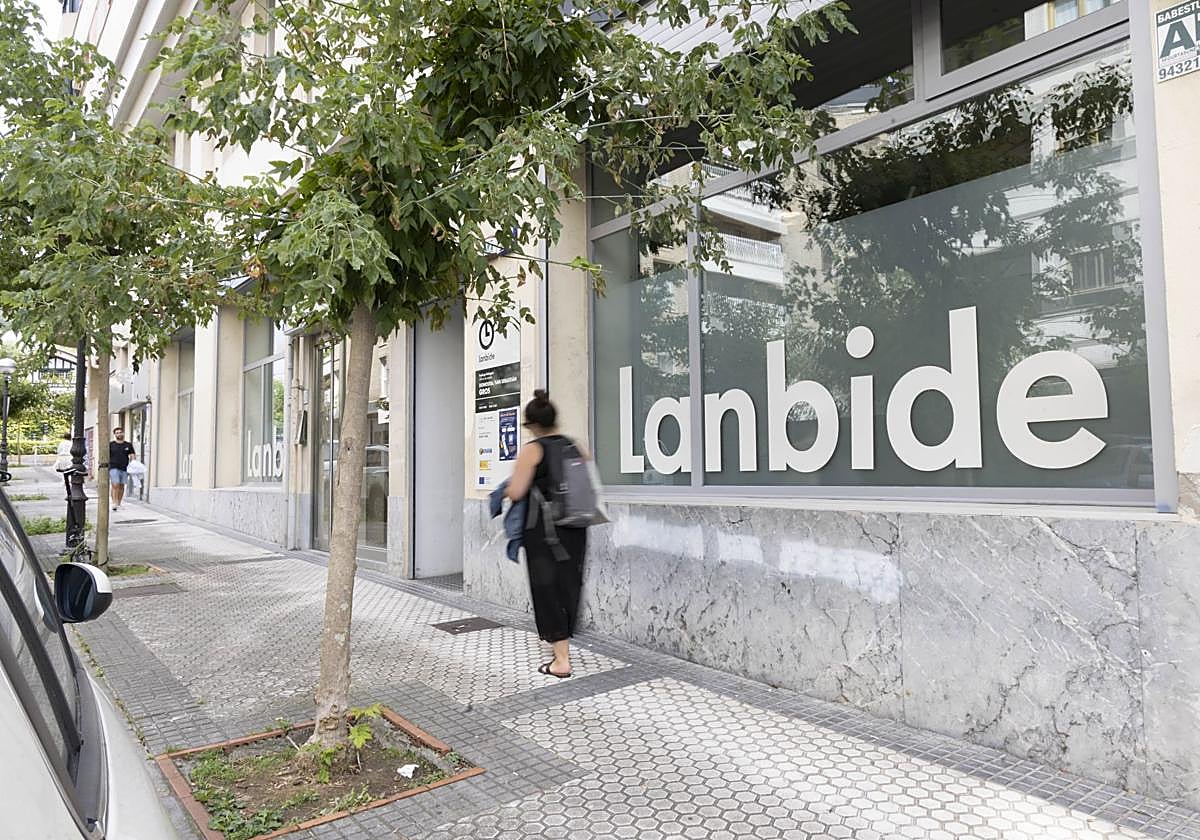 Una mujer pasea frente a las oficinas de Lanbide, en el barrio donostiarra de Gros.
