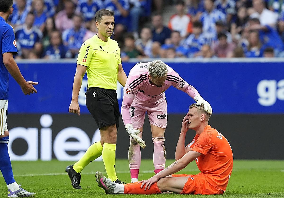 Óskarsson, tendido en el suelo tras romperse en Oviedo.