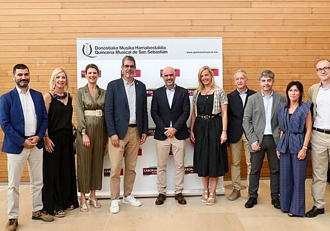 Eneko Goia y Patrick Alfaya, con el equipo de Laboral Kutxa.