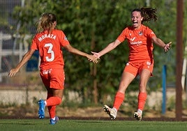 Moraza y Aiara celebran el segundo gol de la berastegiarra.