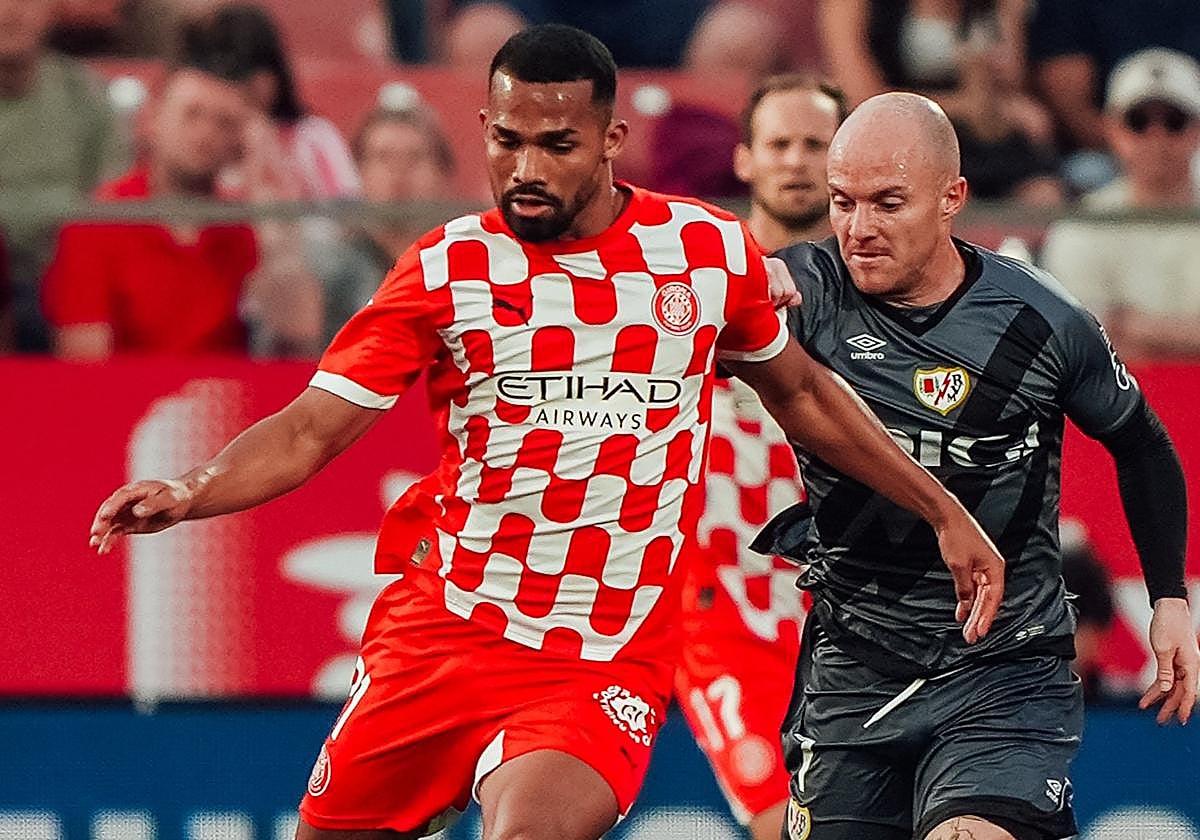 Isi presiona a Yangel Herrera durante el Girona-Rayo de esta temporada