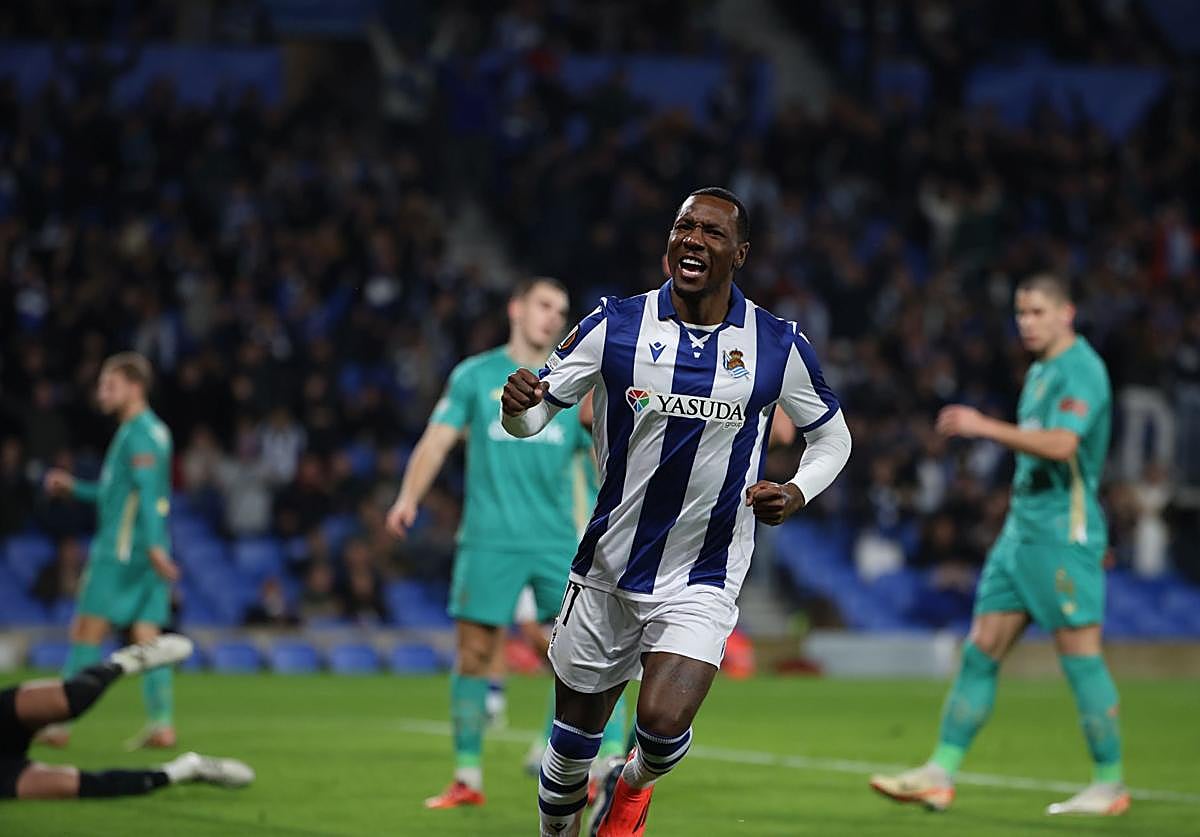 Sheraldo Becker celebra un gol ante el Dinamo de Kiev en Anoeta.