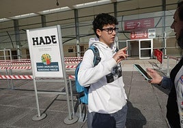 Un alumno se dispone a hacer un examen de HABE en el recinto ferial de Ficoba, en Irun.