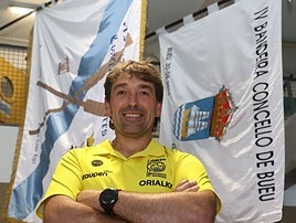 Jon Olasagasti posa con las últimas banderas conquistadas este fin de semana en Bueu y Ares.