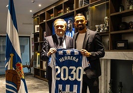 El presidente Jokin Aperribay y Yangel Herrera escenifican el nuevo acuerdo hasta 2030 del jugador venezolano.