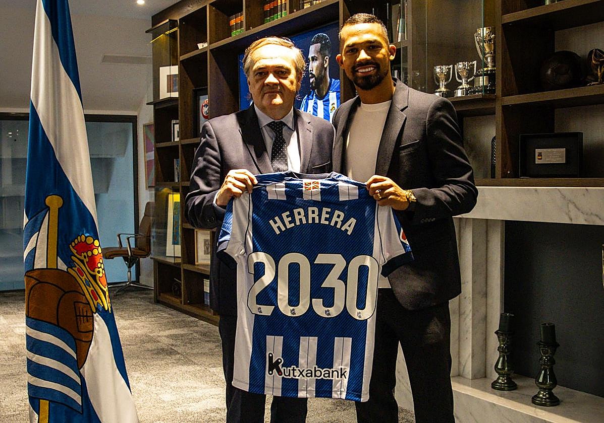 El presidente Jokin Aperribay y Yangel Herrera escenifican el nuevo acuerdo hasta 2030 del jugador venezolano.