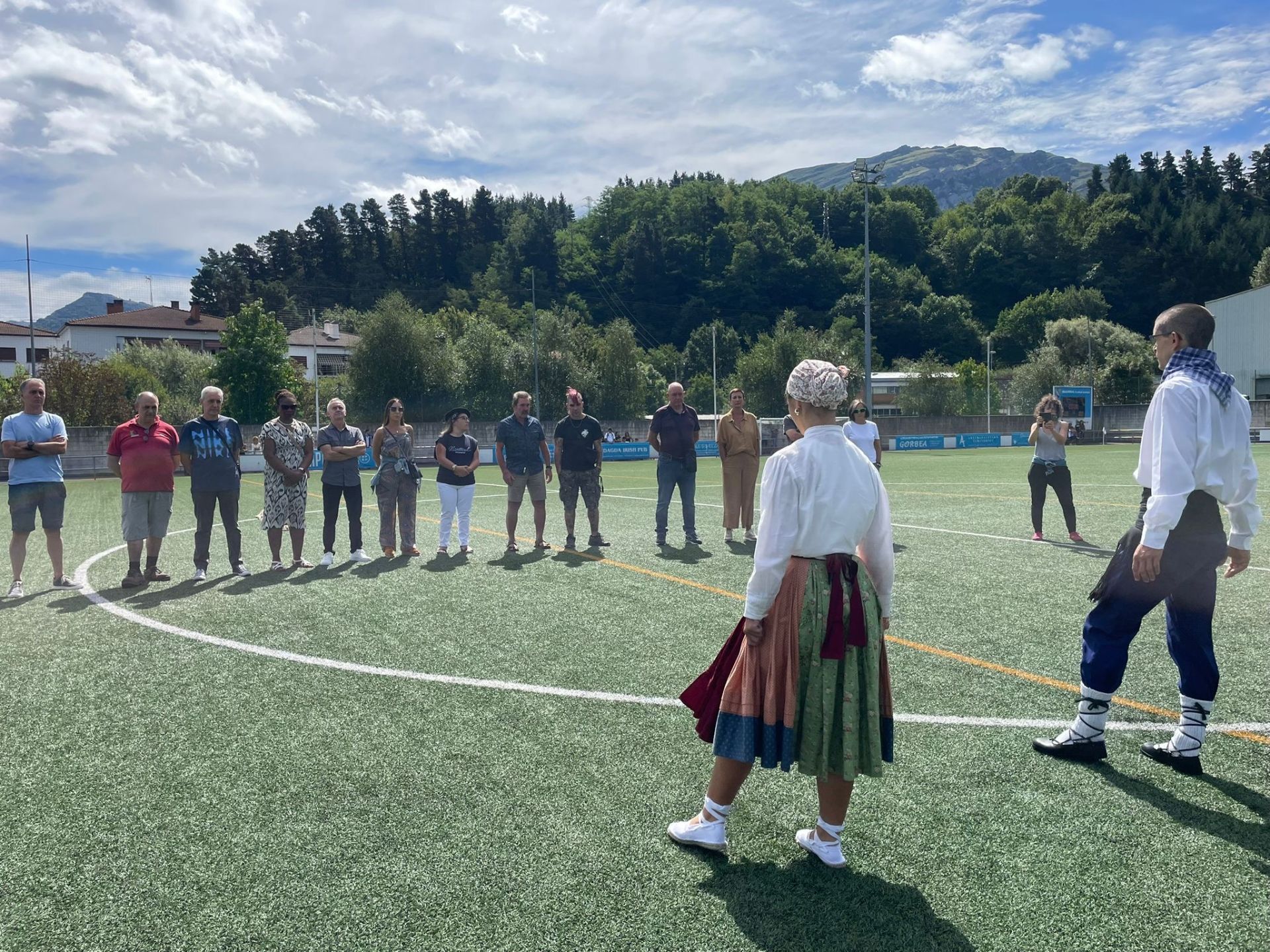 Tras el aurresku de honor, la camiseta con su nombre y el ramo de flores fueron colocados en el lugar donde Javier solía ver los partidos de la UDA, el club de sus amores.
