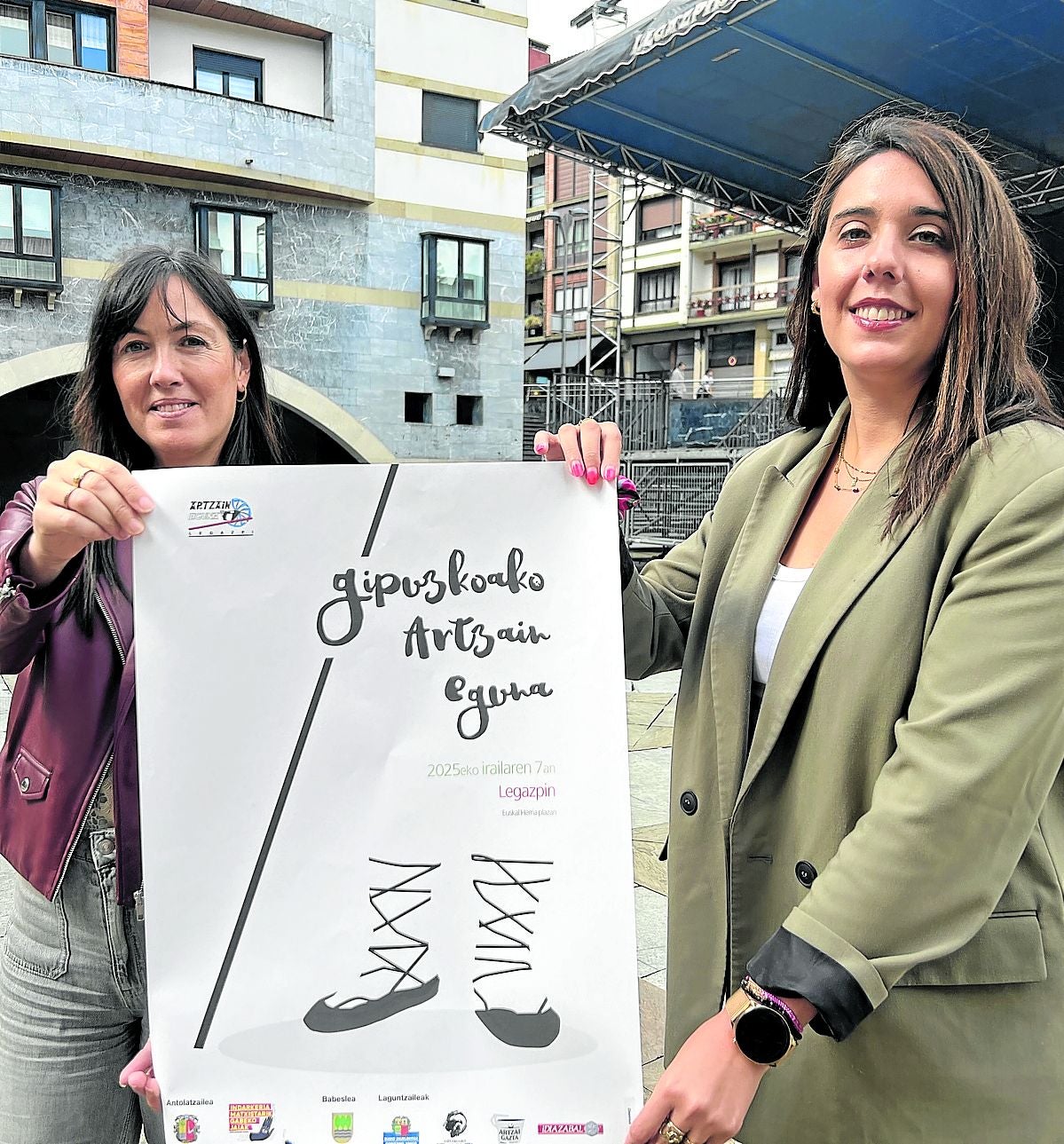 En la cuenta atrás. Larraitz Olaizola y Edurne Matías con el cartel de la presente edición.
