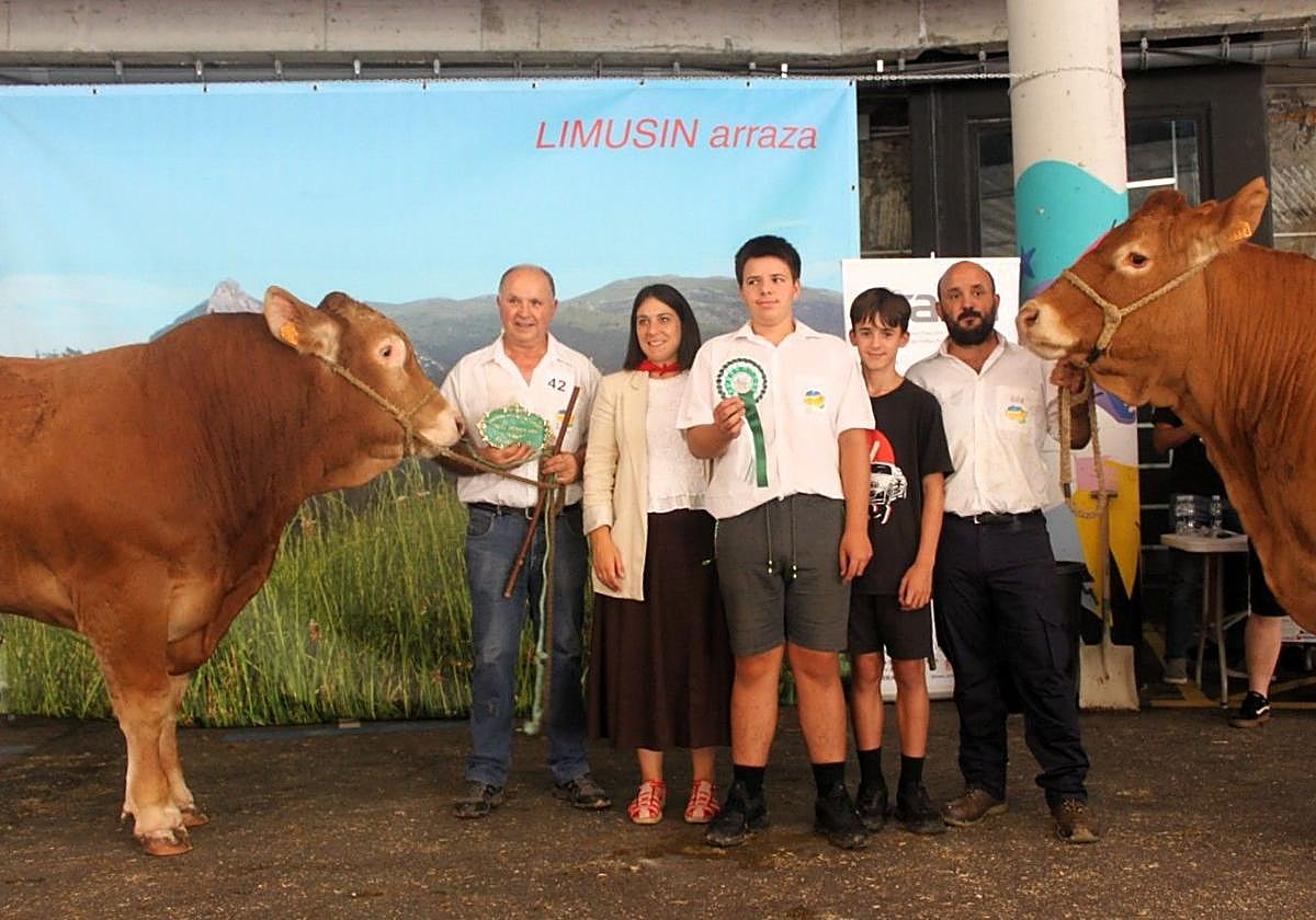 Mikel Elgarresta con su padre y sus hijos junto a V-Uzturre y Malen, flamantes vencedores en el concurso de Gipuzkoa.