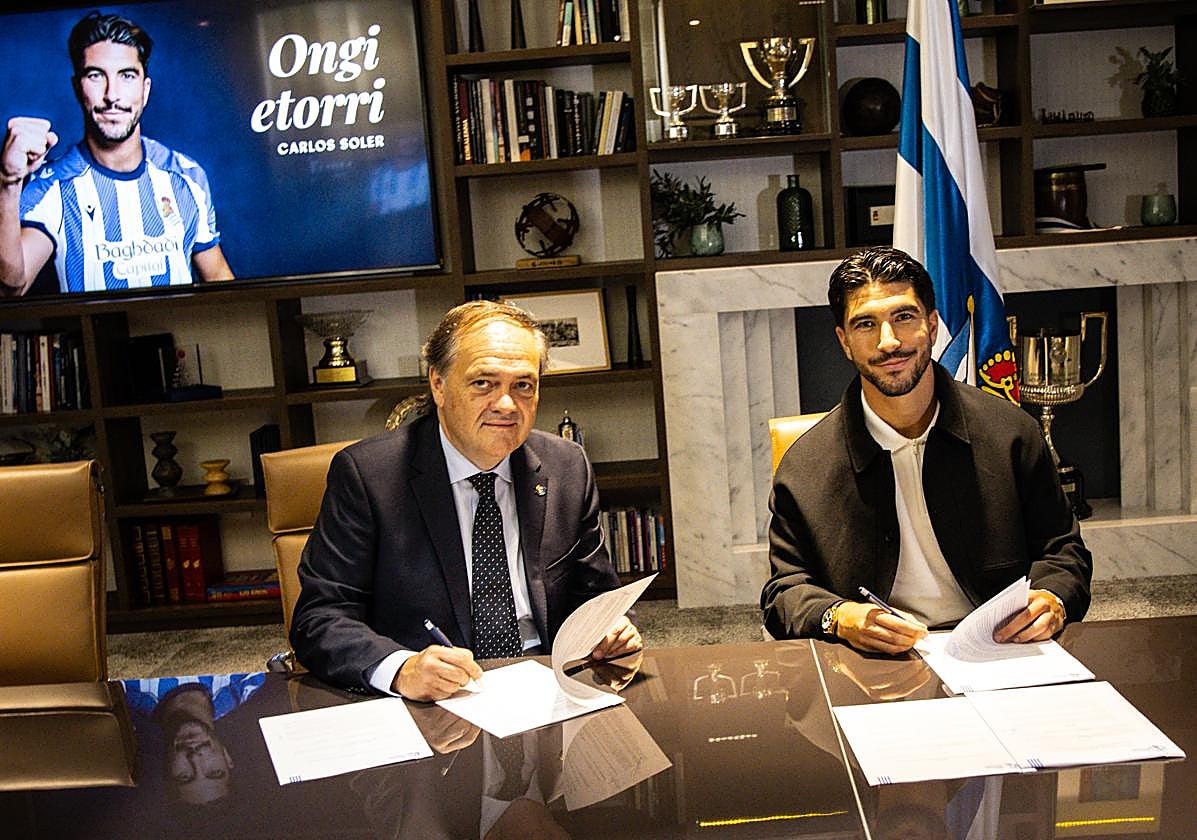 Aperribay y Carlos Soler firman el contrarto en Anoeta.