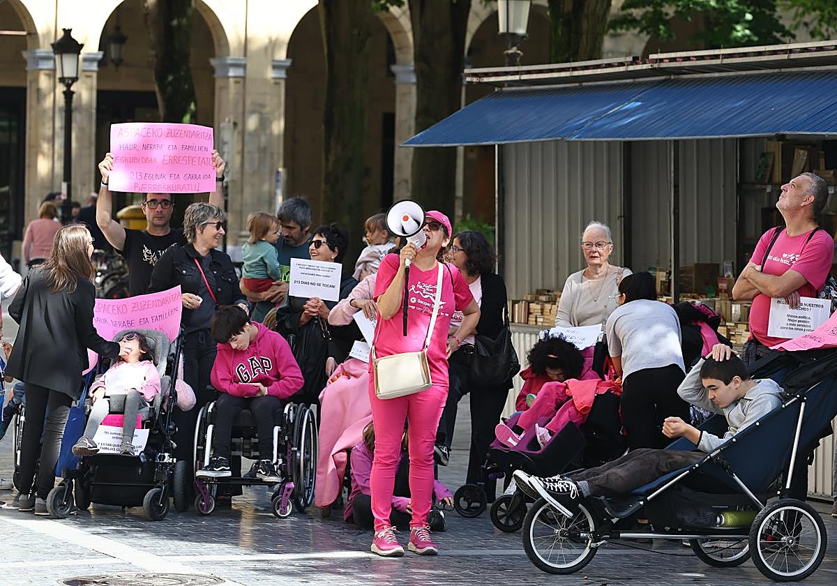 Concentración en la plaza Gipuzkoa