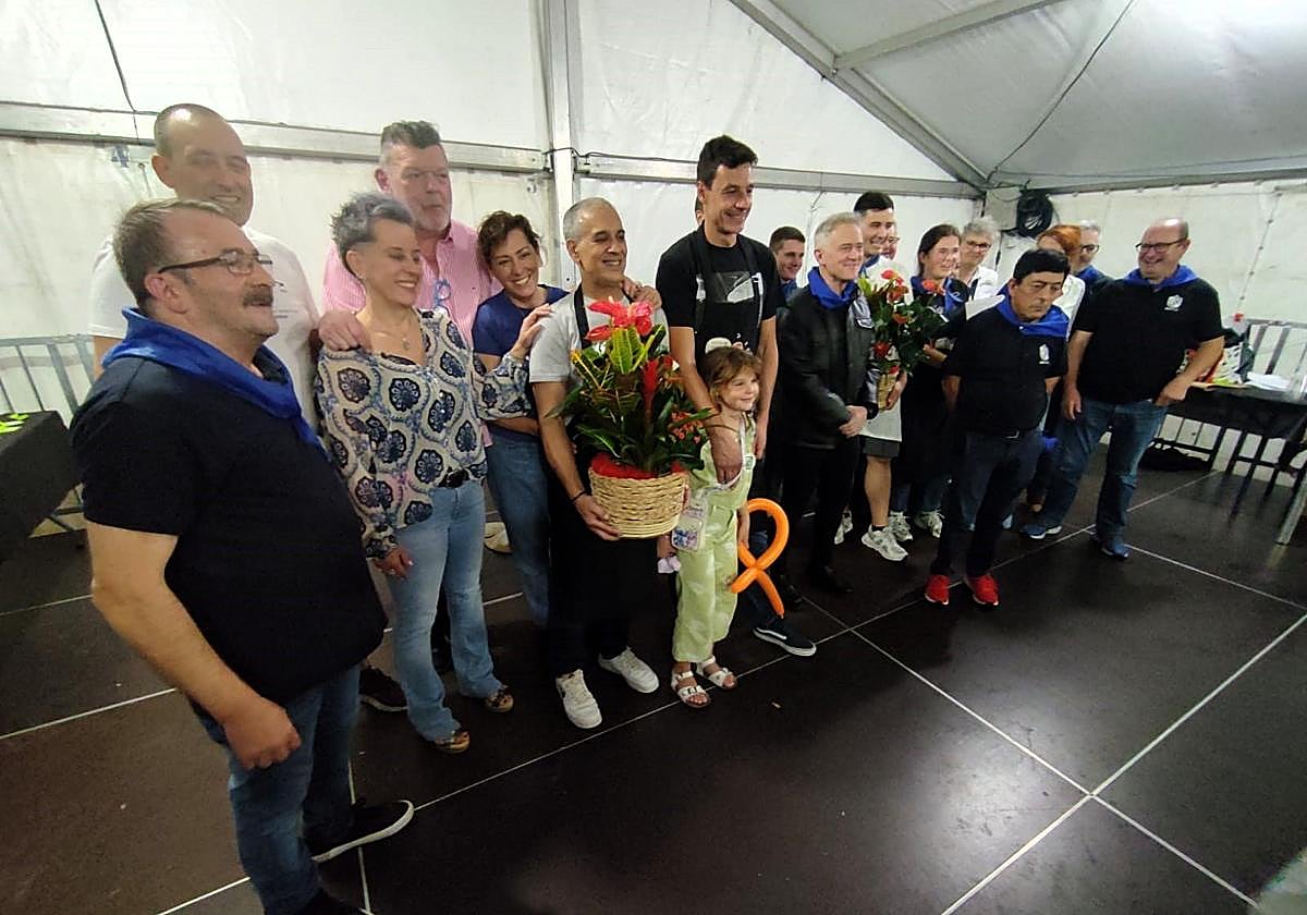 Los últimos ganadores del certamen, autores de los mejores estofados de rabo.