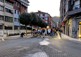 La txaranga Mauxitxa, animando la vuelta al trabajo de los vecinos de Elgoibar.