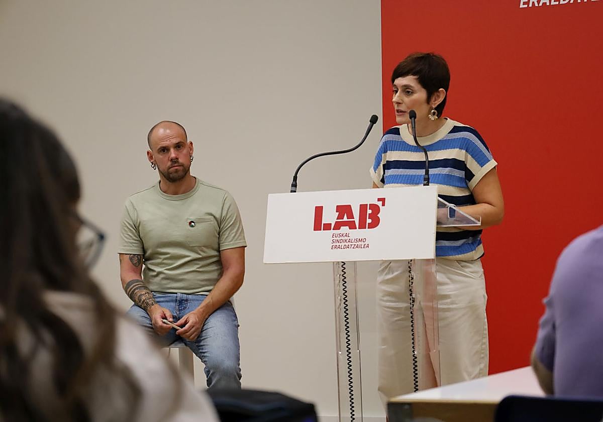 Garbiñe Aranburu, coordinadora general de LAB, durante la rueda de presa del sindicato en Bilbao.