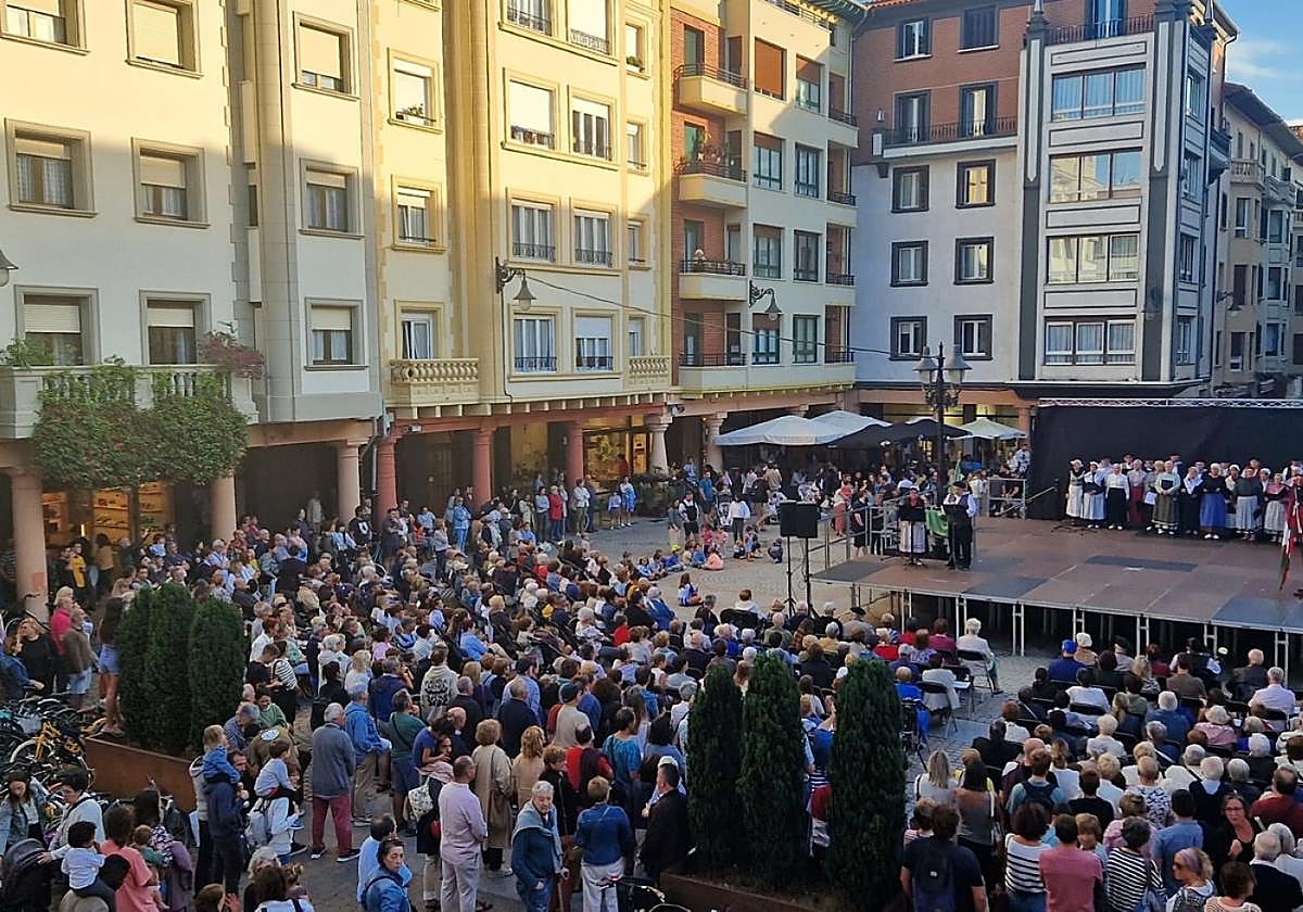 Herriko taldeen emanaldia gaur arratsaldean udaletxeko plazan, Euskal Asteko egitaruaren barne.