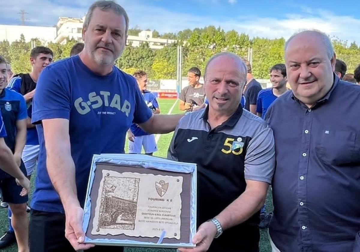 Enrike Lekuona recogiendo el recuerdo entregado por el Touring.