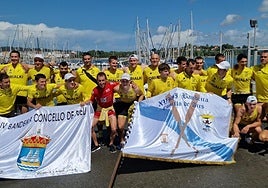 Orio Orialkiko arraunlariak asteburuan Galizian lortutako bi banderekin, Bueu eta Ares-ko banderak.