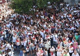 Cientos de personas esperan a que los integrantes del grupo Etxegiña enciendan el txupinazo de fiestas.