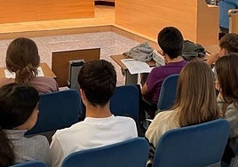 Las familias podrán aliviar la carga económica del inicio del curso de sus escolares y estudiantes con una serie de ayudas municipales.