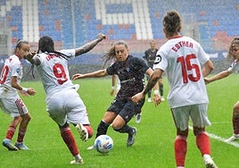 Laura Camino, la jugadora más destacada del Eibar, entre cuatro jugadoras del Sevilla en la derrota armera del domingo en Ipurua.