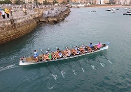 La trainera Donostiarra en el entrenamiento realizado ayer en la bahía de La Concha, a la misma hora y con condiciones meteorológicas parecidas a las que habrá hoy a la tarde.