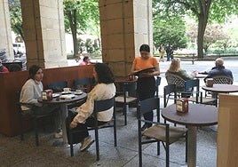 Una camarera toma nota a unos clientes de un bar de San Sebastián.