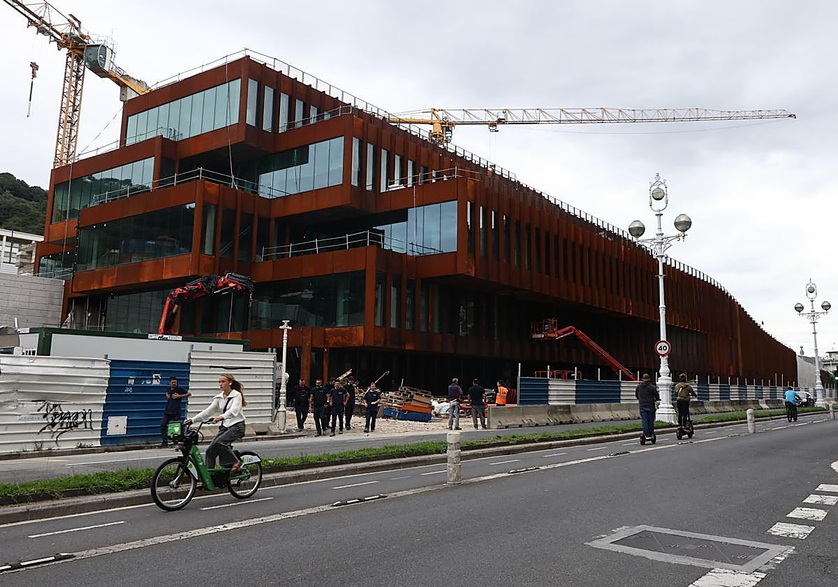 Imagen principal - El acceso rodado a Manteo tendrá doble carril y aún se debate cómo será el de los peatones