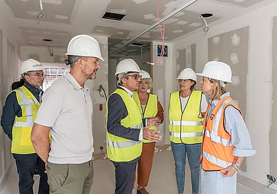 Responsables municipales y forales recibiendo información in situ del desarrollo de las obras.