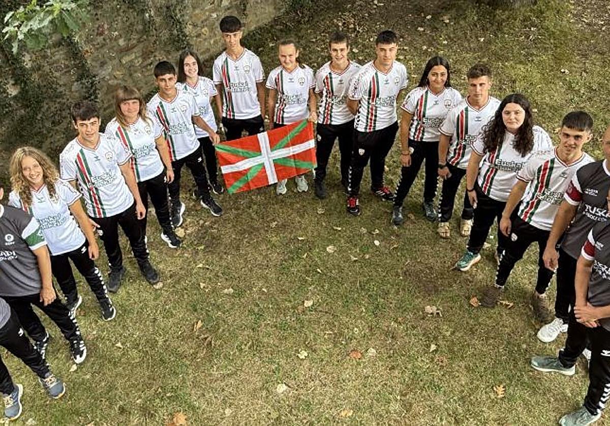 Los seleccionados y el cuerpo técnico posan en Abadiño.