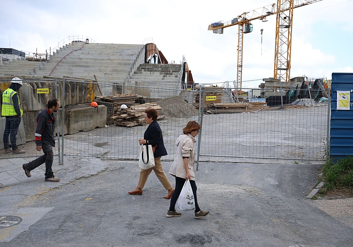 Vecinos de Manteo se dirigen a sus viviendas, junto a las obras del GOe.