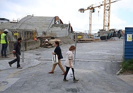 Vecinos de Manteo se dirigen a sus viviendas, junto a las obras del GOe.