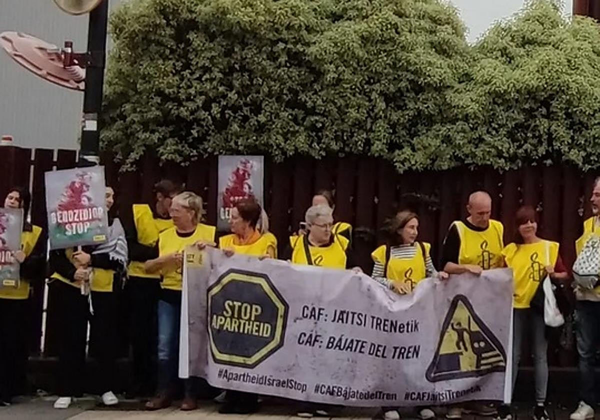 Protesta reciente de Amnistía Internacional a las puertas de CAF.