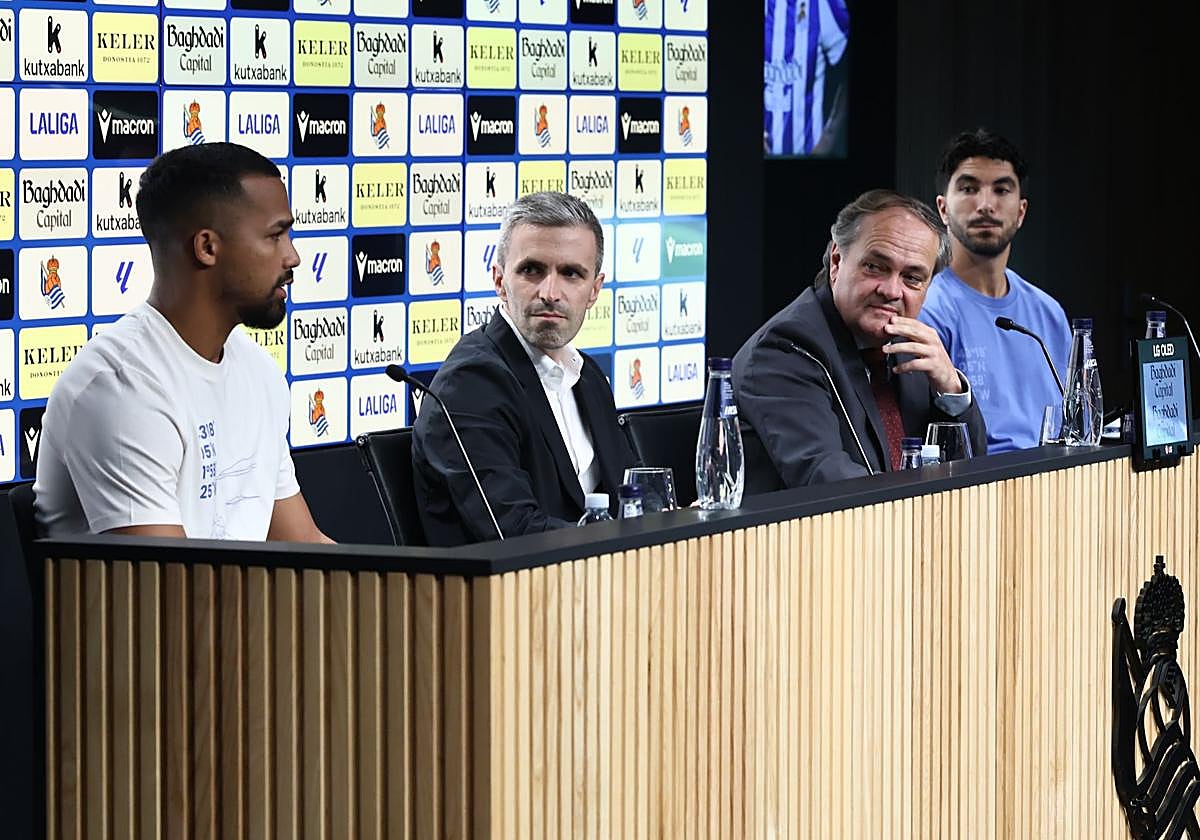Yangel Herrera, Erik Bretos, Jokin Aperribay y Carlos Soler, este martes en la sala de prensa de Anoeta.