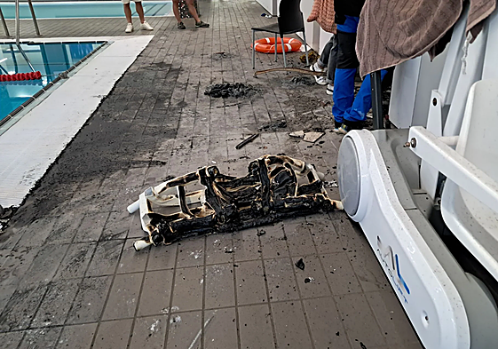 El fuego se originó en la sauna junto a la piscina del polideportivo.