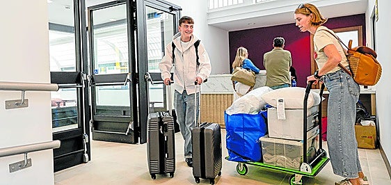Samuel Angulo llega junto a su madre a la nueva residencia universitaria Stephouse.